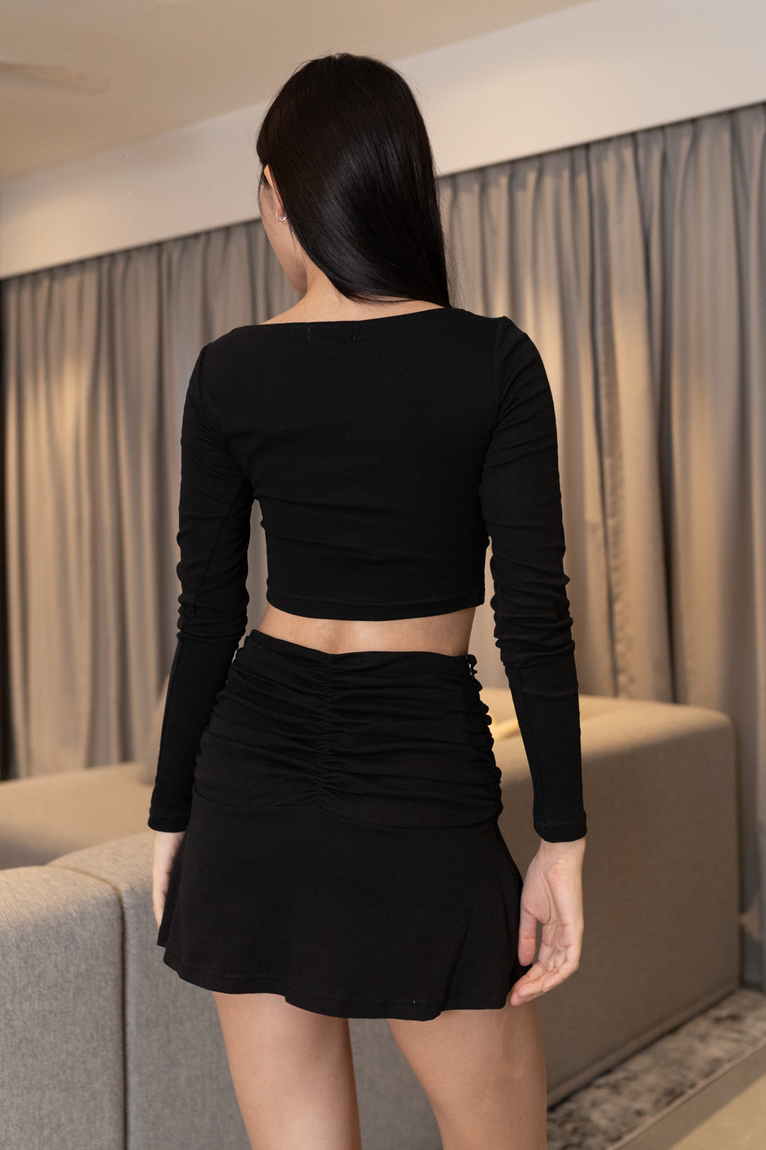 DELIA TWIST FRONT CUT-OUT LONG SLEEVE TOP (BLACK)