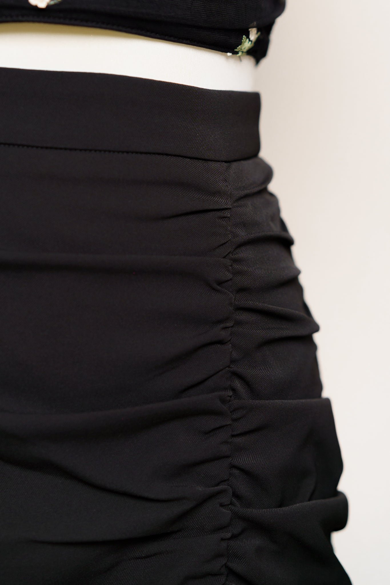 ELOWYN FLUTTER HIGH WAIST RUCHED SLIT SKORTS(BLACK)