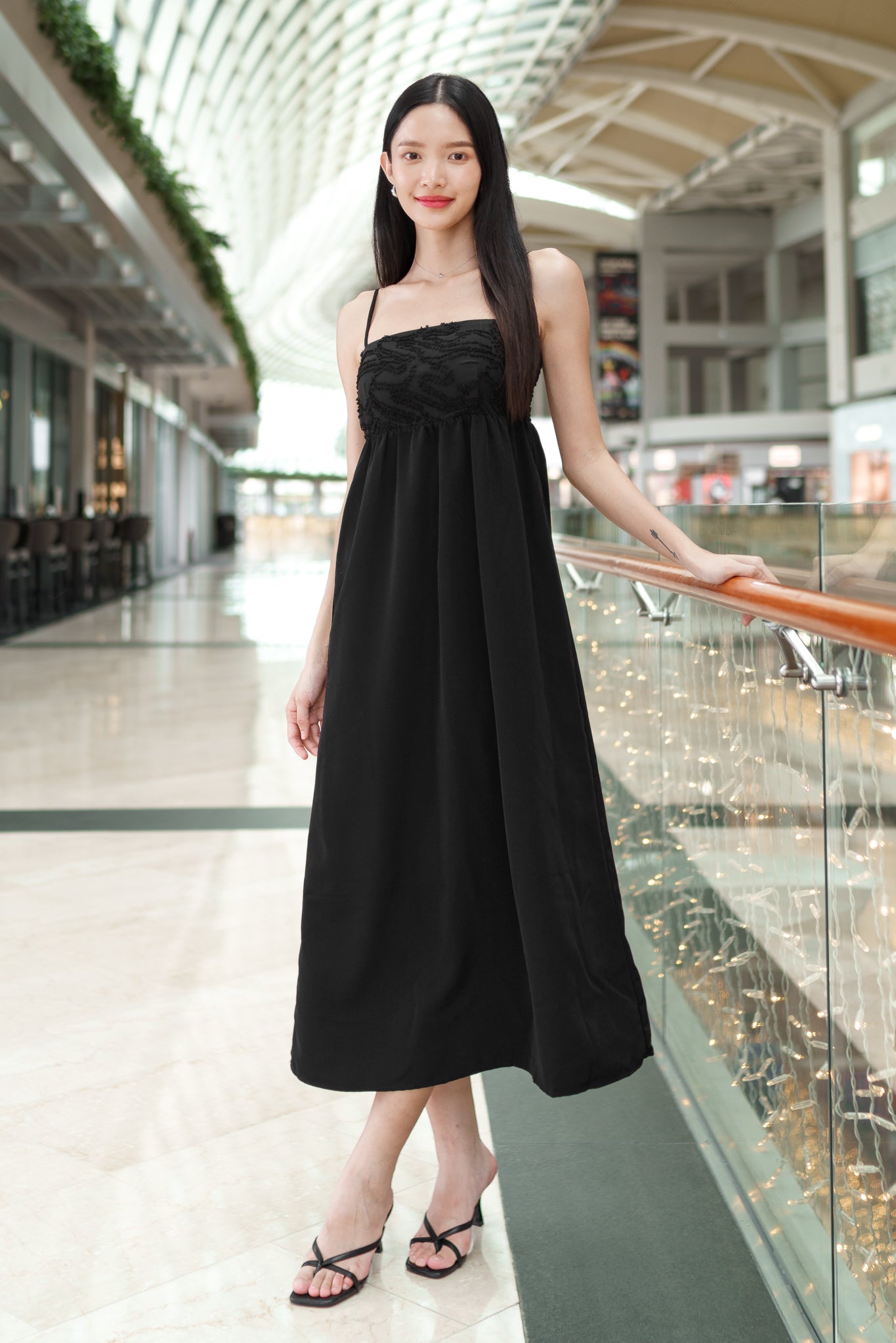 LUNA PADDED TEXTURED EMBROIDERED MAXI DRESS(BLACK) LUNA PADDED TEXTURED EMBROIDERED MAXI DRESS(BLACK)