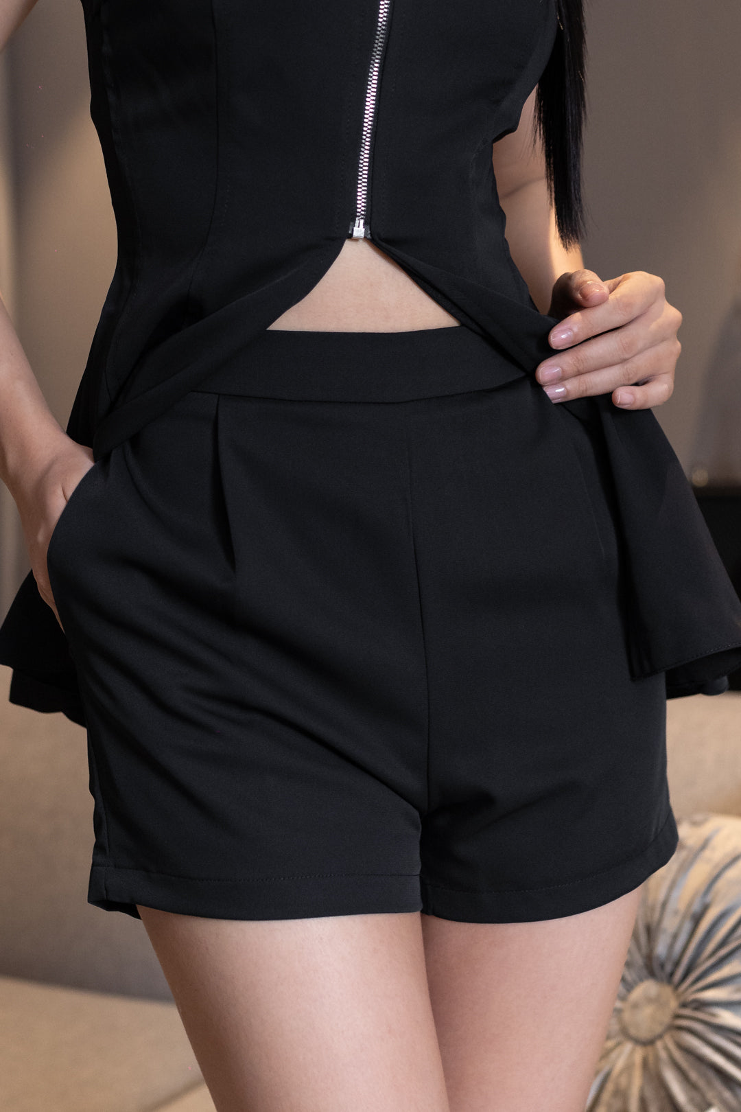 ENZA ZIPPER SHORTS (BLACK)