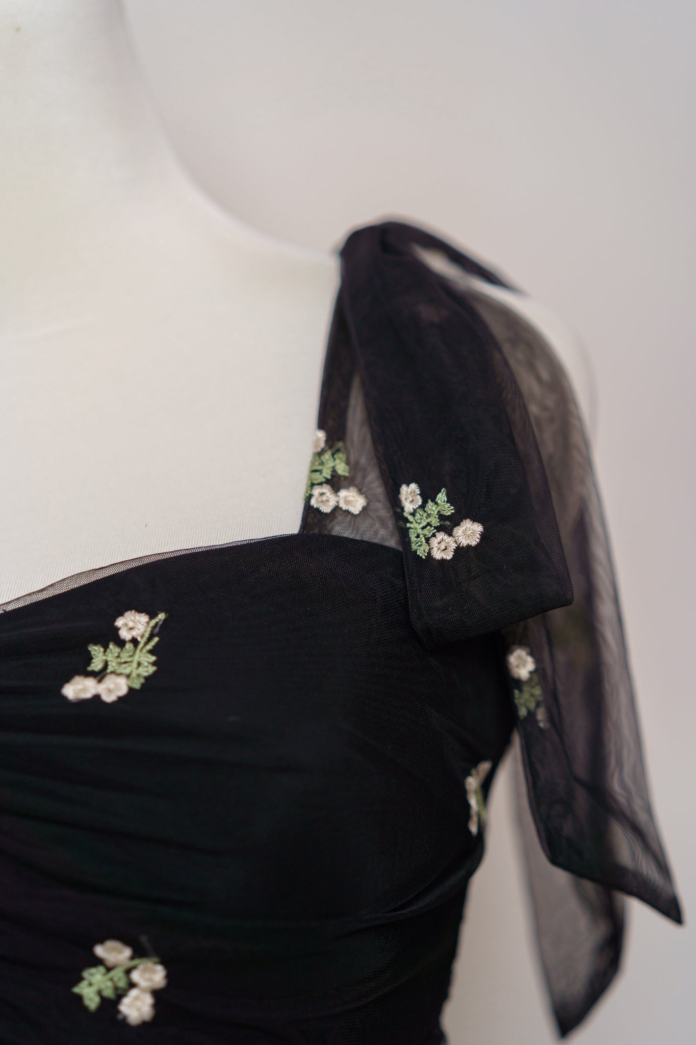 AVELINE EMBROIDERED FLORAL MESH TOP WITH RIBBON STRAPS(BLACK)