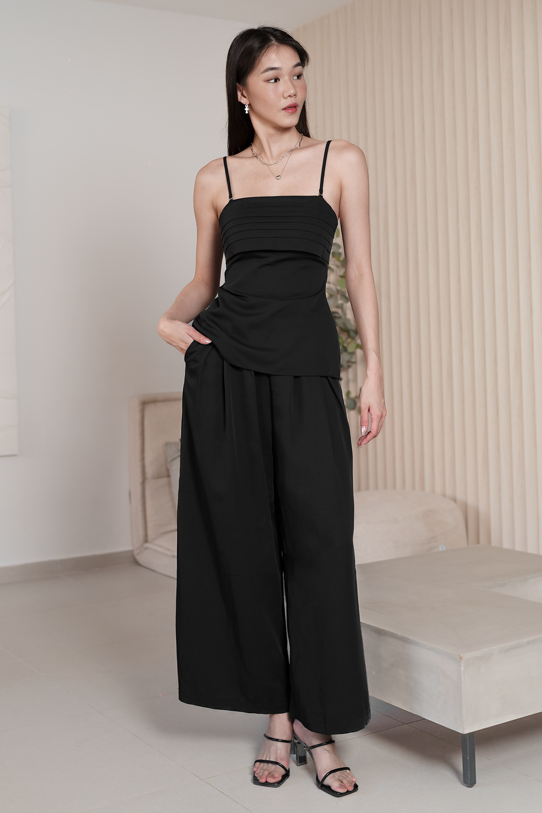 ORDARA PLEATED WIDE LEG PANTS (BLACK)