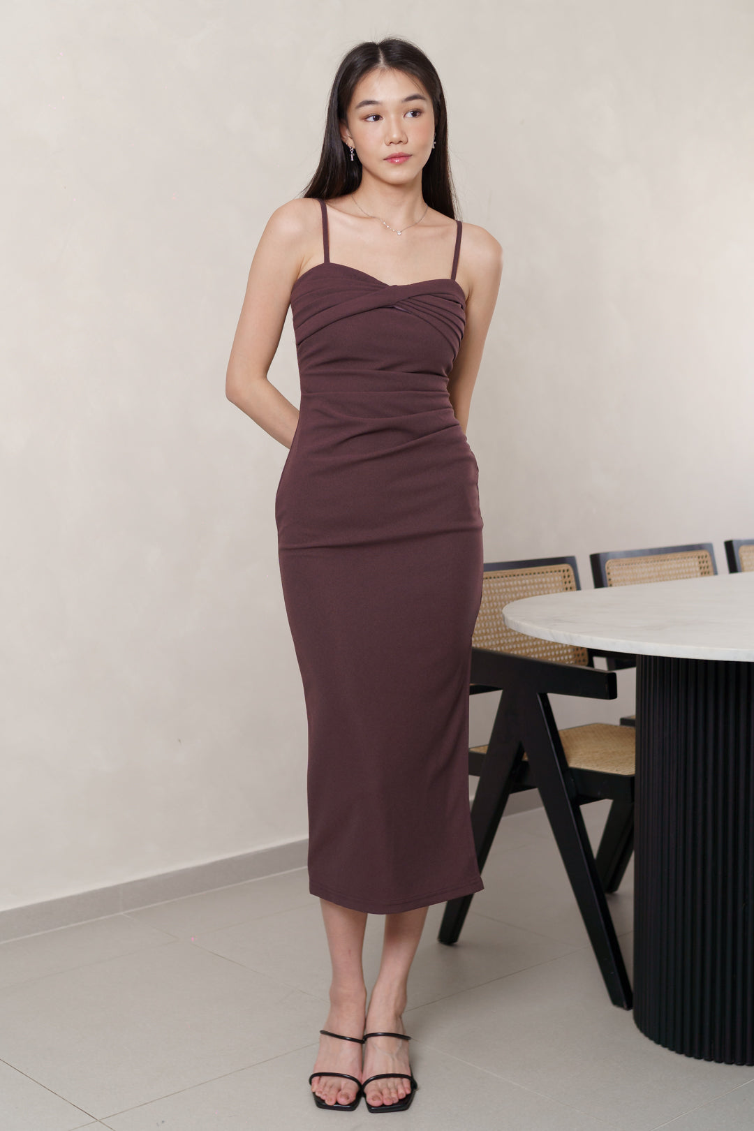 YUNA PADDED RIBBON PLEATED MIDAXI DRESS (MAUVE WINE)