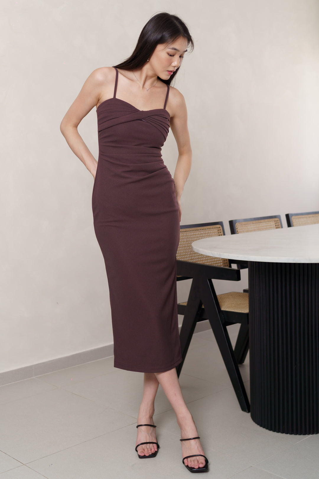 YUNA PADDED RIBBON PLEATED MIDAXI DRESS (MAUVE WINE)