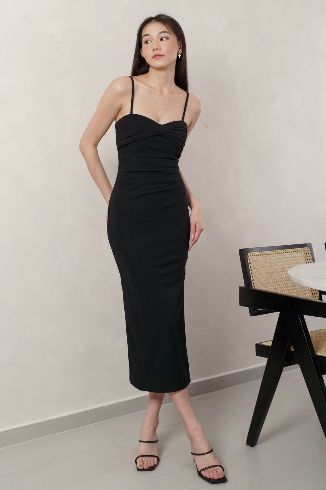 Padded Ribbon V2 YUNA PADDED RIBBON PLEATED MIDAXI DRESS (BLACK) – VOSTELO