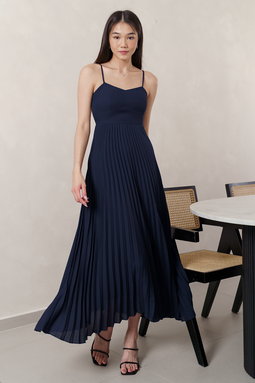 IZEL PADDED PLEATED FLARE MAXI DRESS (OXFORD NAVY)