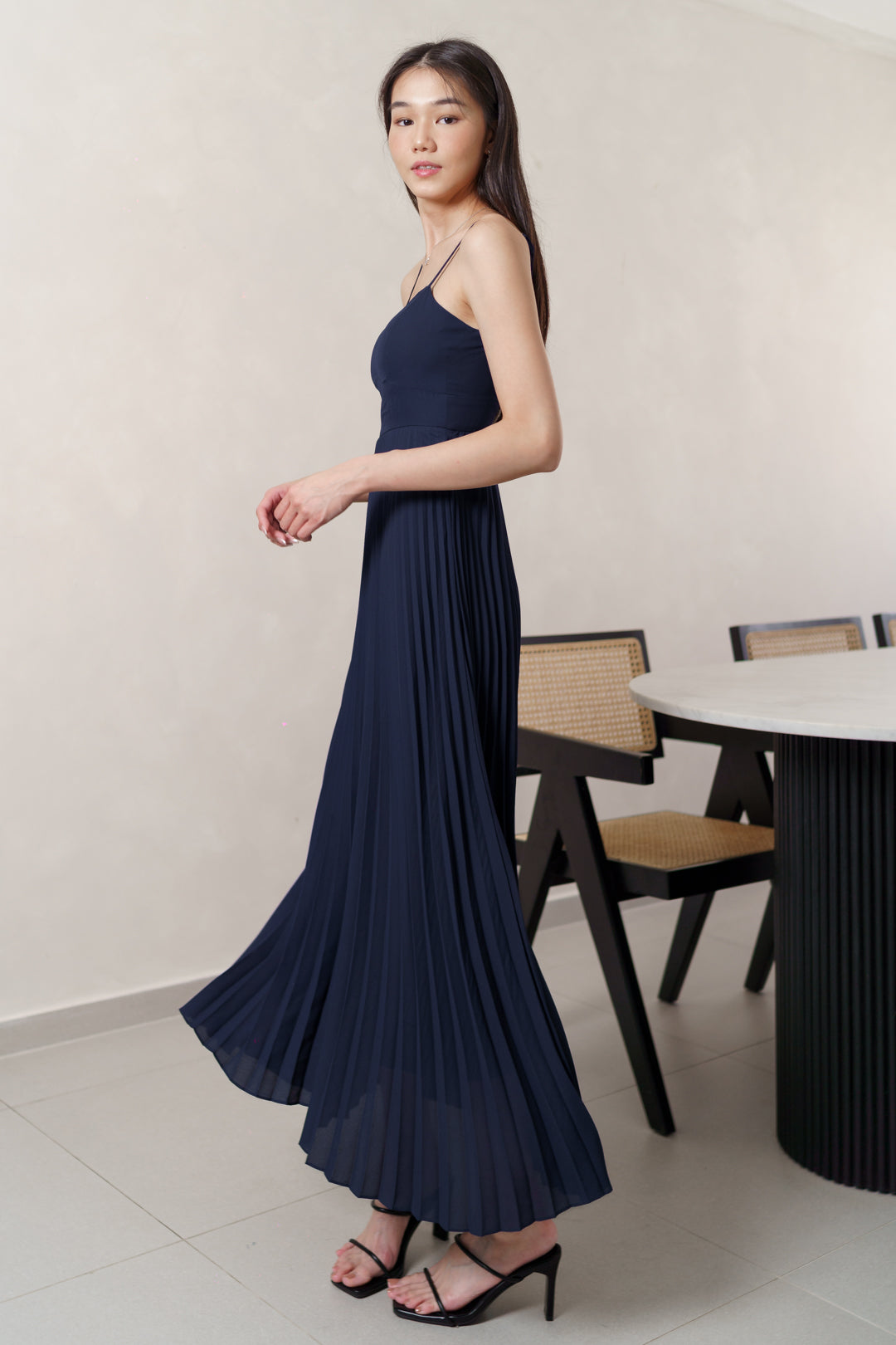 IZEL PADDED PLEATED FLARE MAXI DRESS (OXFORD NAVY)