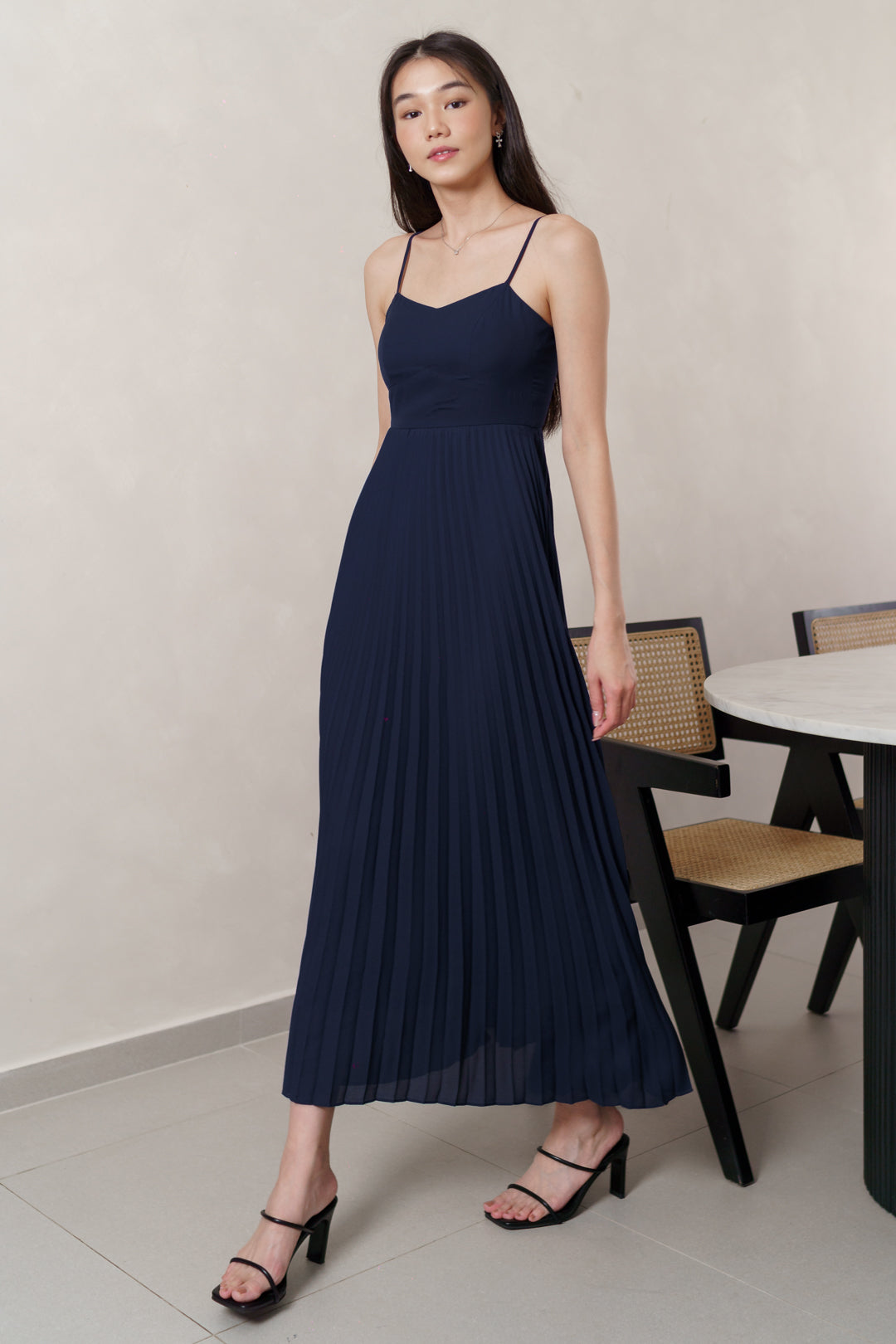 IZEL PADDED PLEATED FLARE MAXI DRESS (OXFORD NAVY)