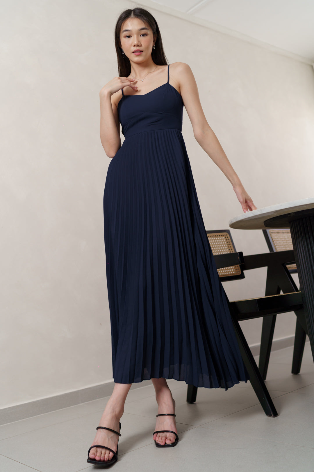 IZEL PADDED PLEATED FLARE MAXI DRESS (OXFORD NAVY)