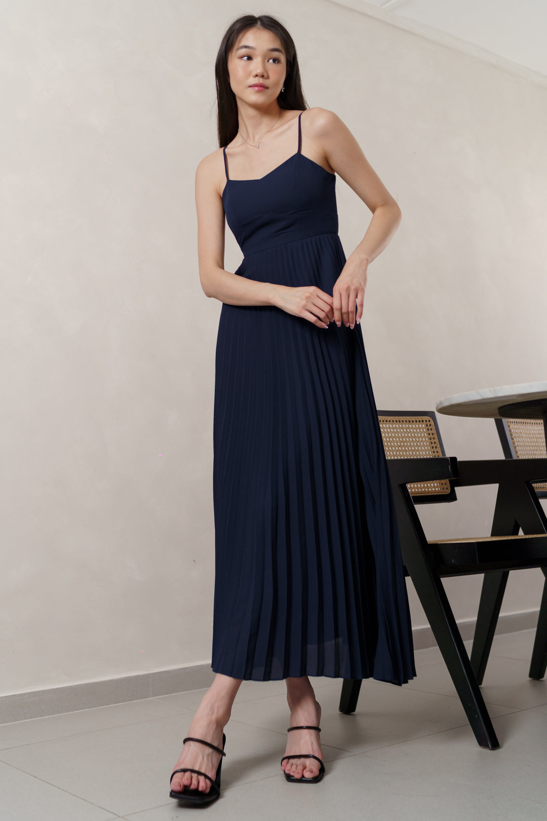 IZEL PADDED PLEATED FLARE MAXI DRESS (OXFORD NAVY)