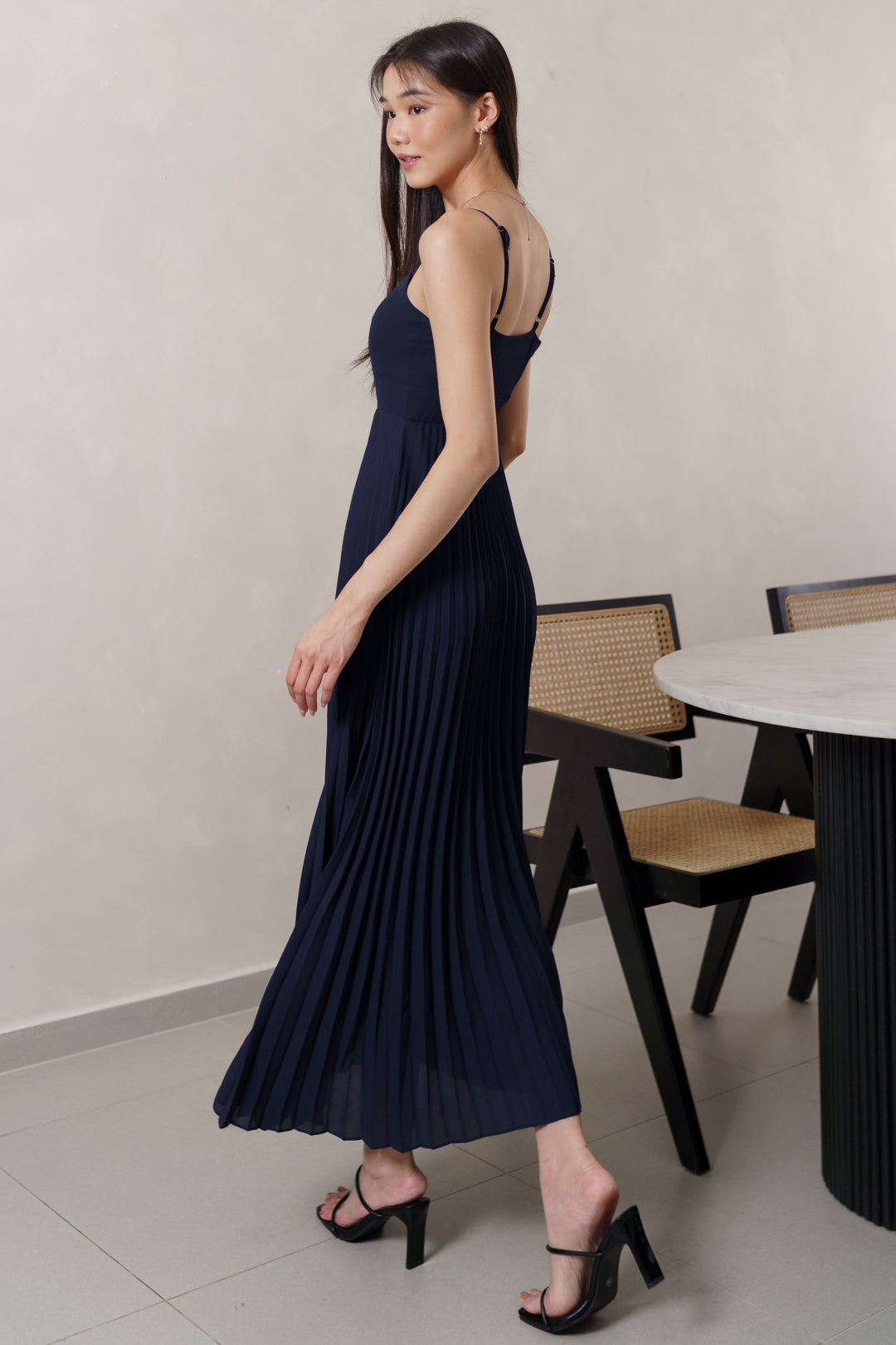 IZEL PADDED PLEATED FLARE MAXI DRESS (OXFORD NAVY)