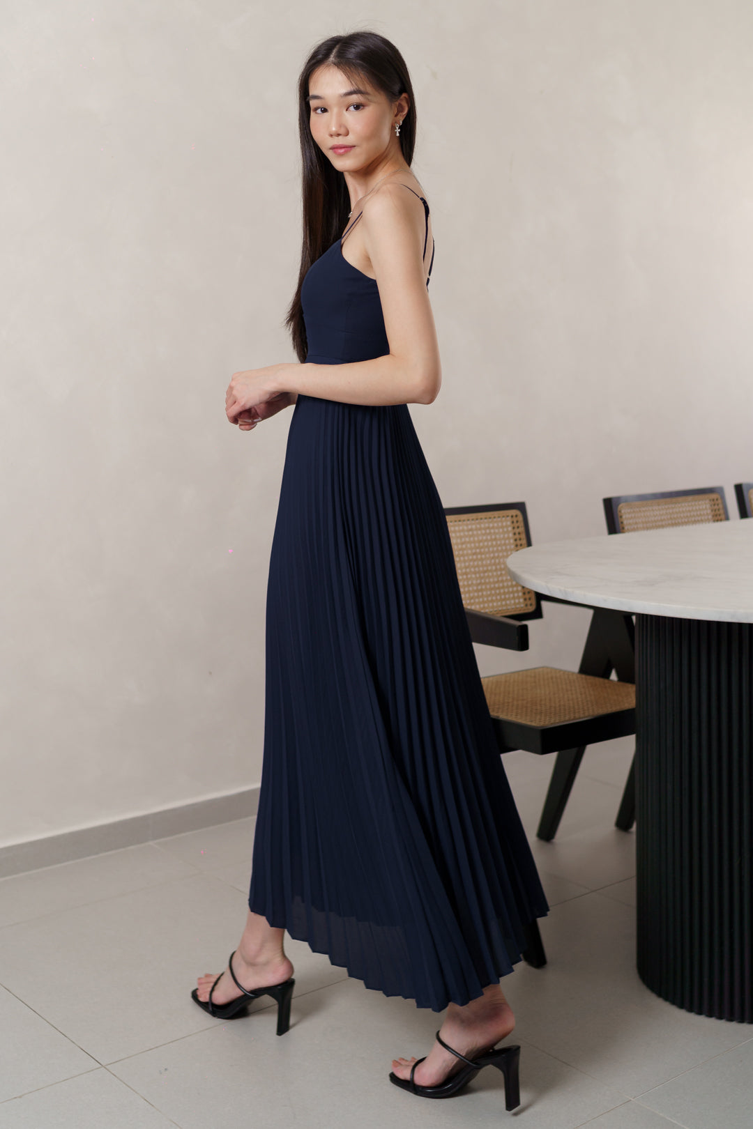 IZEL PADDED PLEATED FLARE MAXI DRESS (OXFORD NAVY)