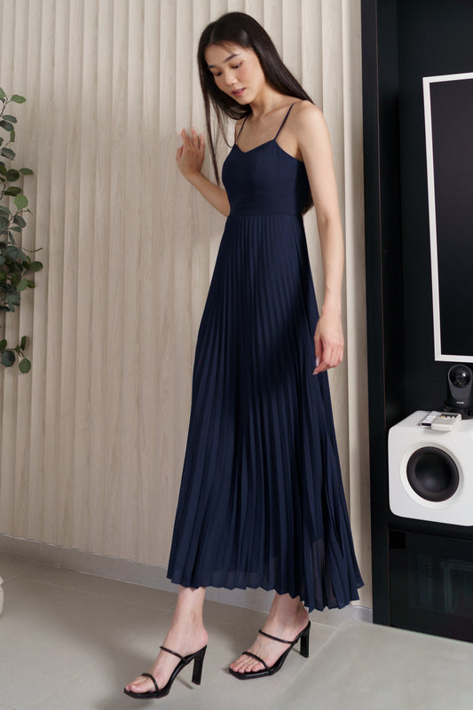 IZEL PADDED PLEATED FLARE MAXI DRESS (OXFORD NAVY)