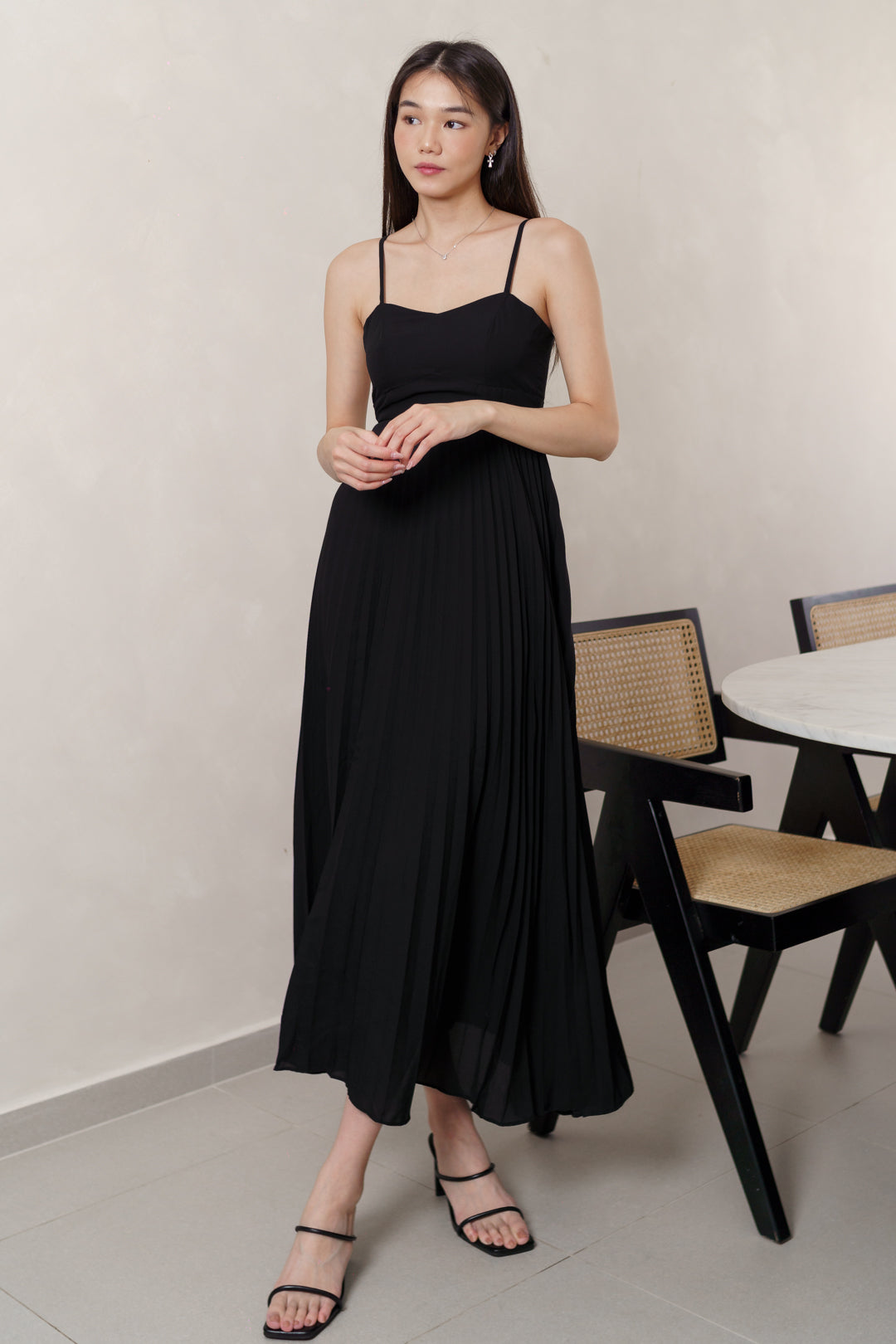 IZEL PADDED PLEATED FLARE MAXI DRESS (BLACK)