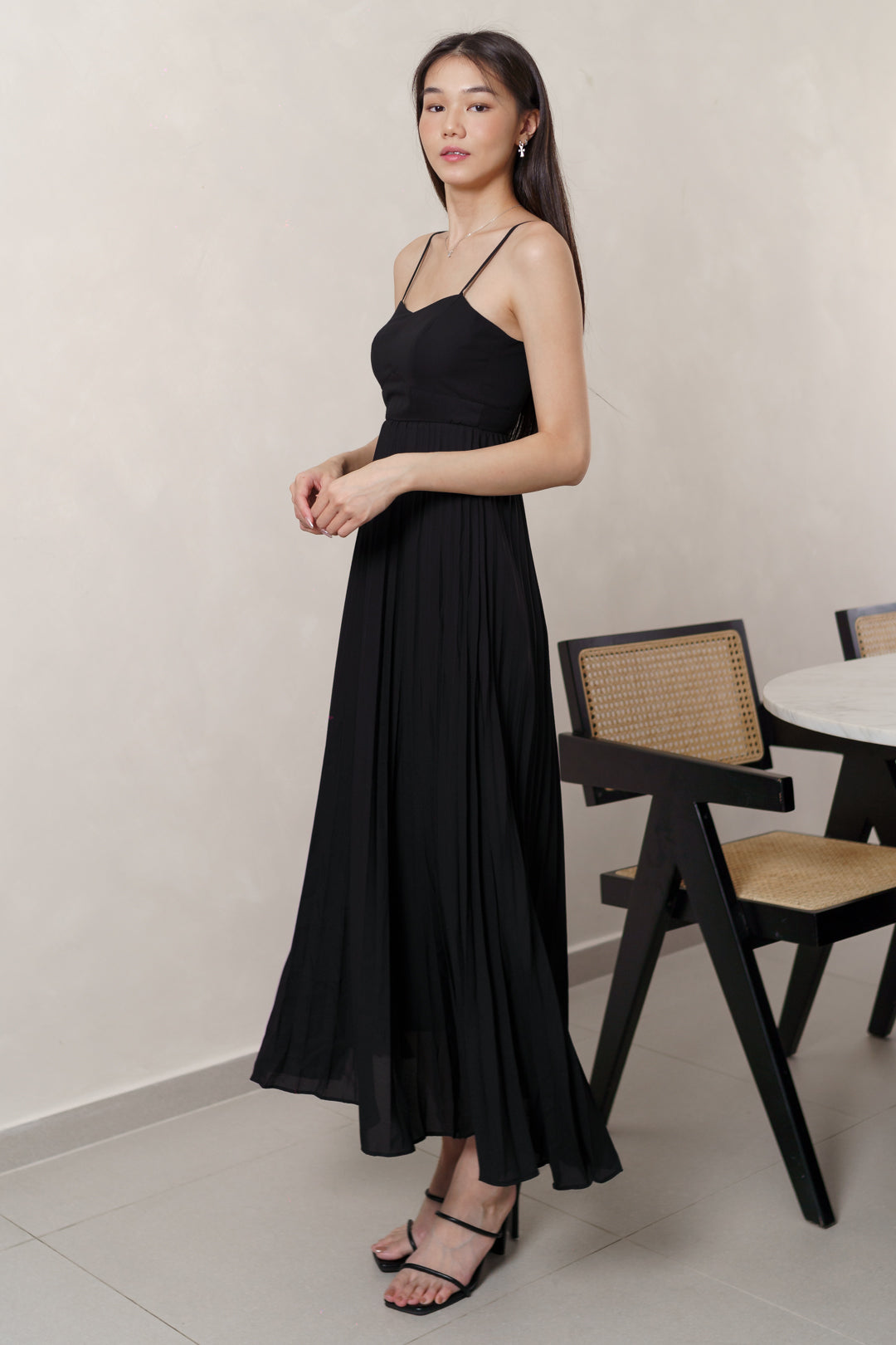 IZEL PADDED PLEATED FLARE MAXI DRESS (BLACK)