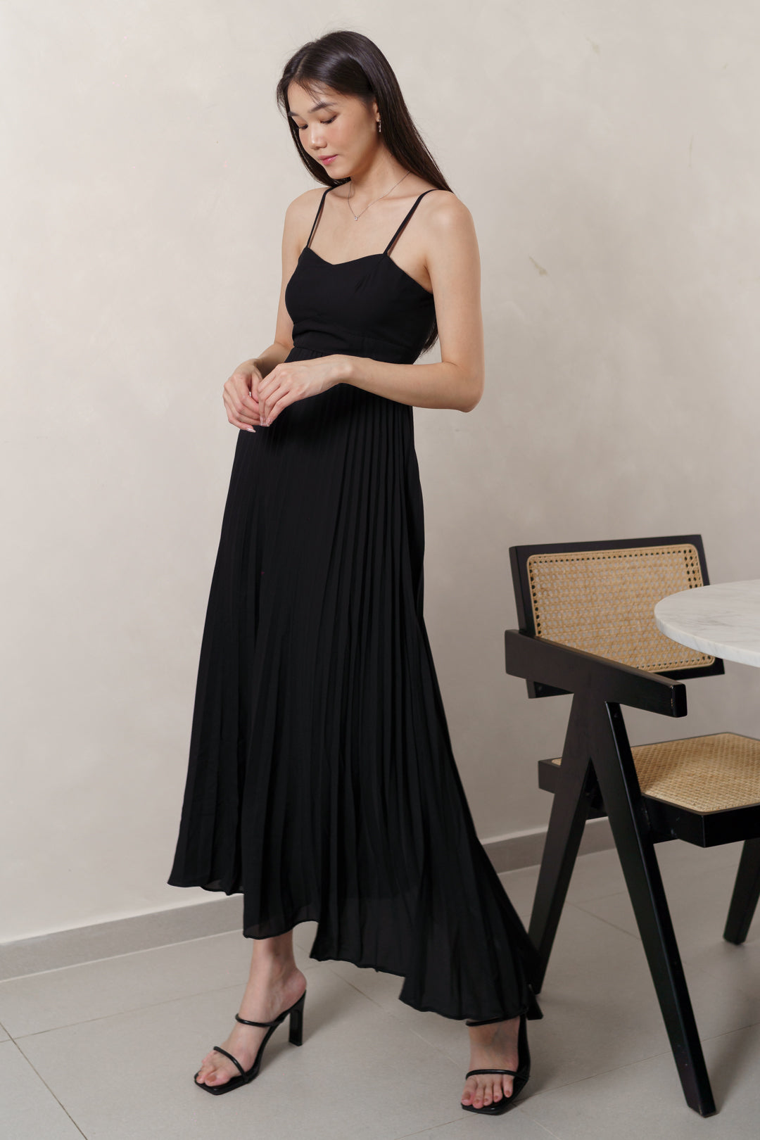 IZEL PADDED PLEATED FLARE MAXI DRESS (BLACK)