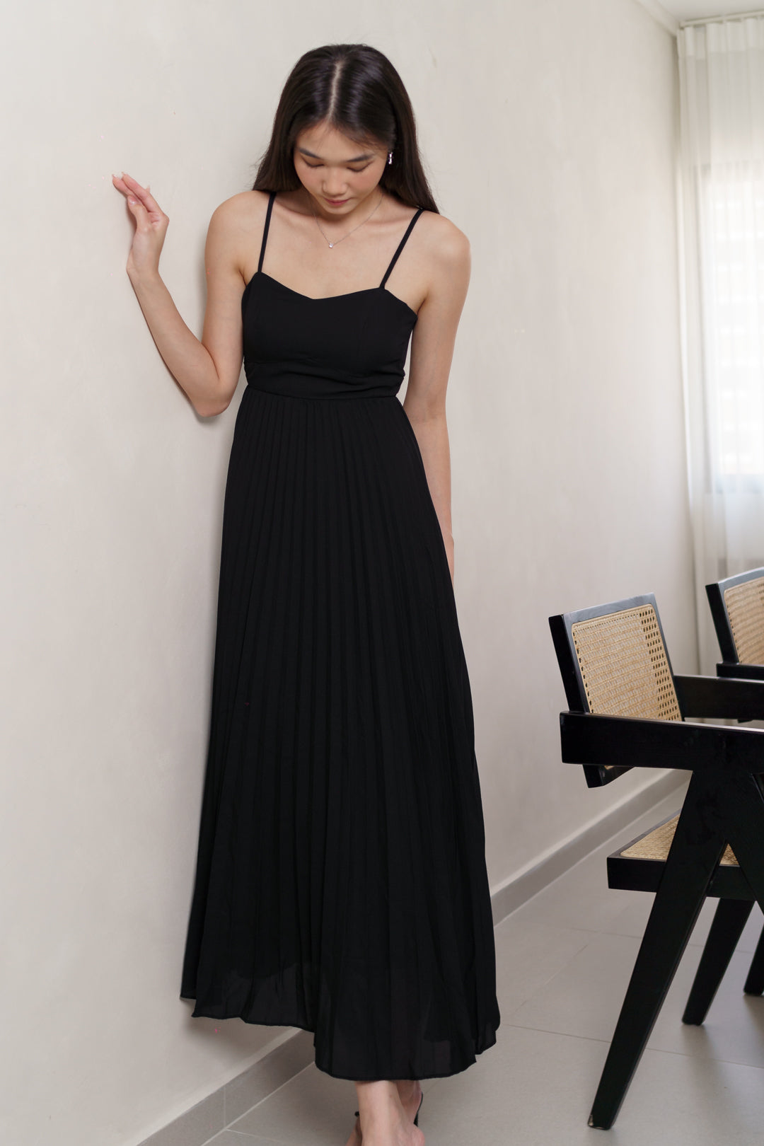 IZEL PADDED PLEATED FLARE MAXI DRESS (BLACK)