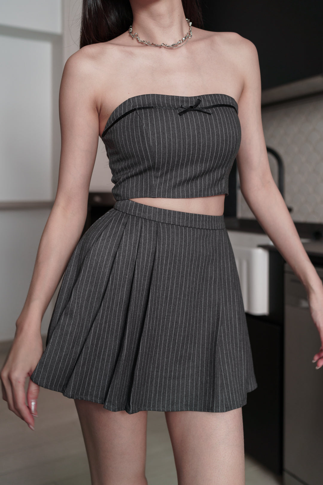 AVELLE PINSTRIPES RIBBON PADDED TUBE TOP(CHARCOAL)