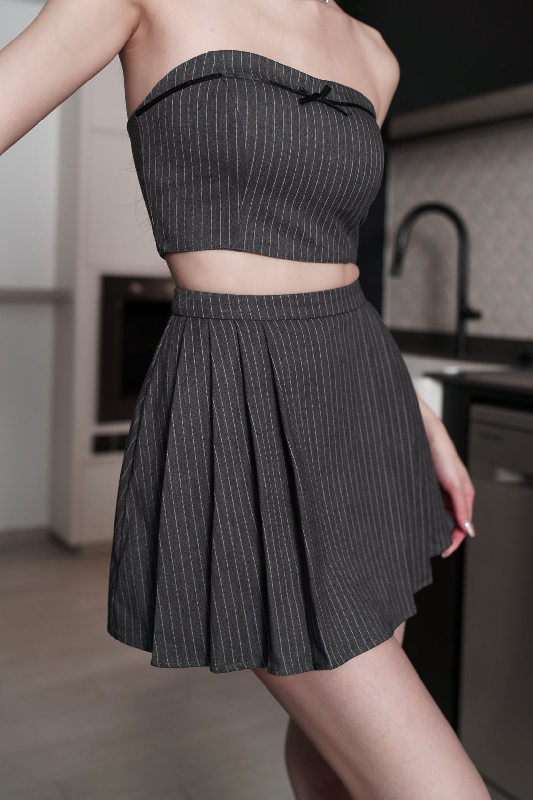 AVELLE PINSTRIPES RIBBON PADDED TUBE TOP(CHARCOAL)