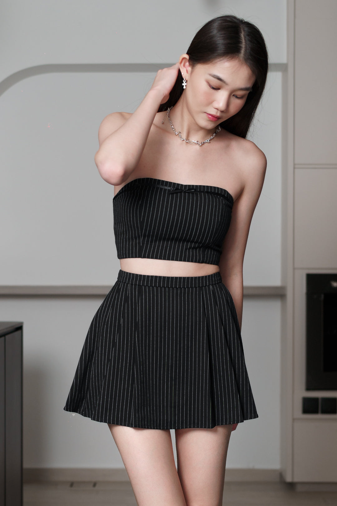 AVELLE PINSTRIPES RIBBON PADDED TUBE TOP(BLACK)