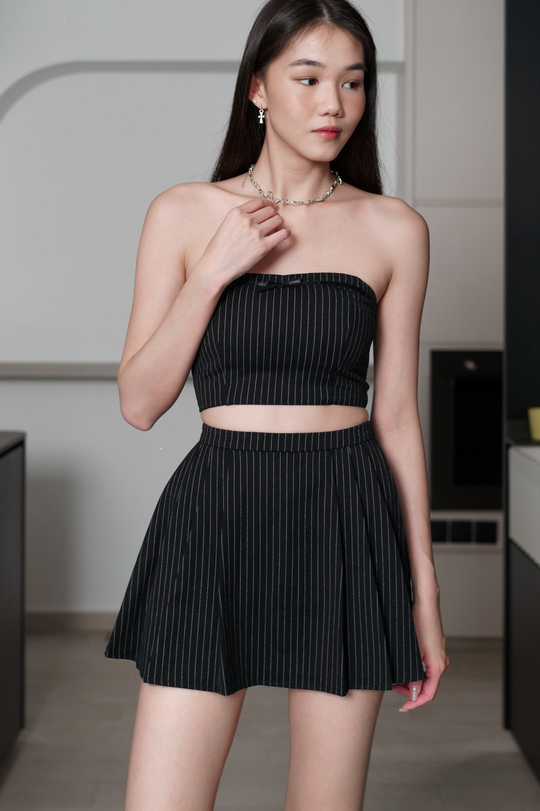 AVELLE PINSTRIPES RIBBON PADDED TUBE TOP(BLACK)