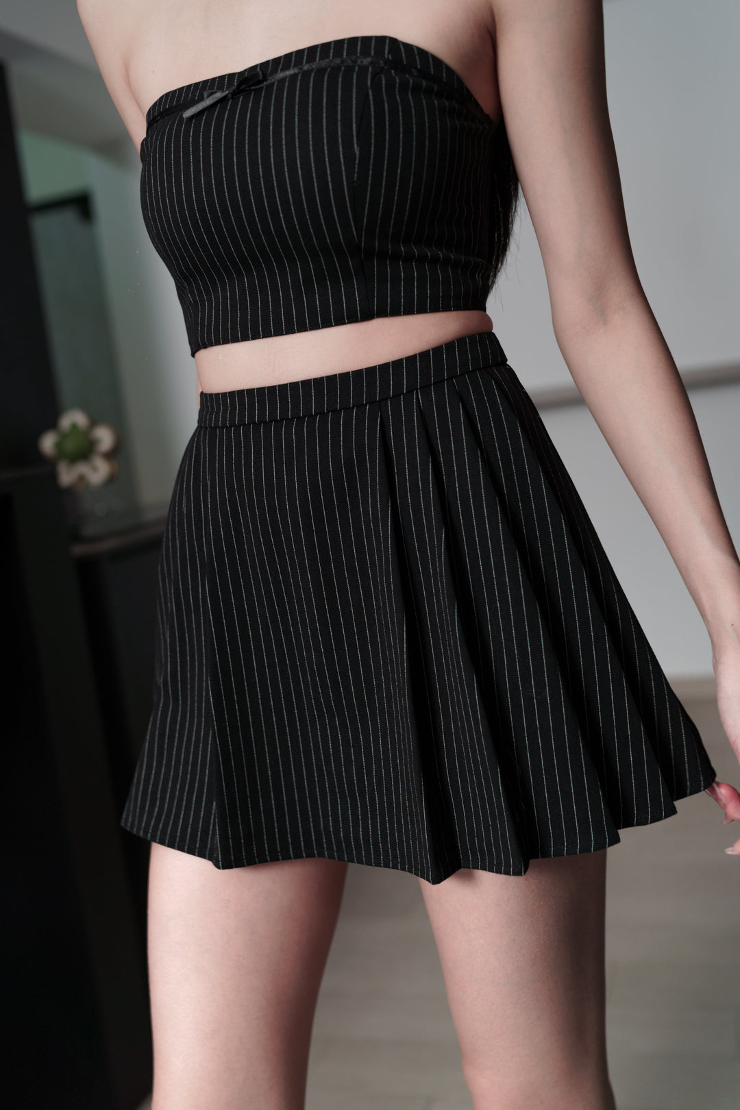 AVELLE PINSTRIPES RIBBON PADDED TUBE TOP(BLACK)