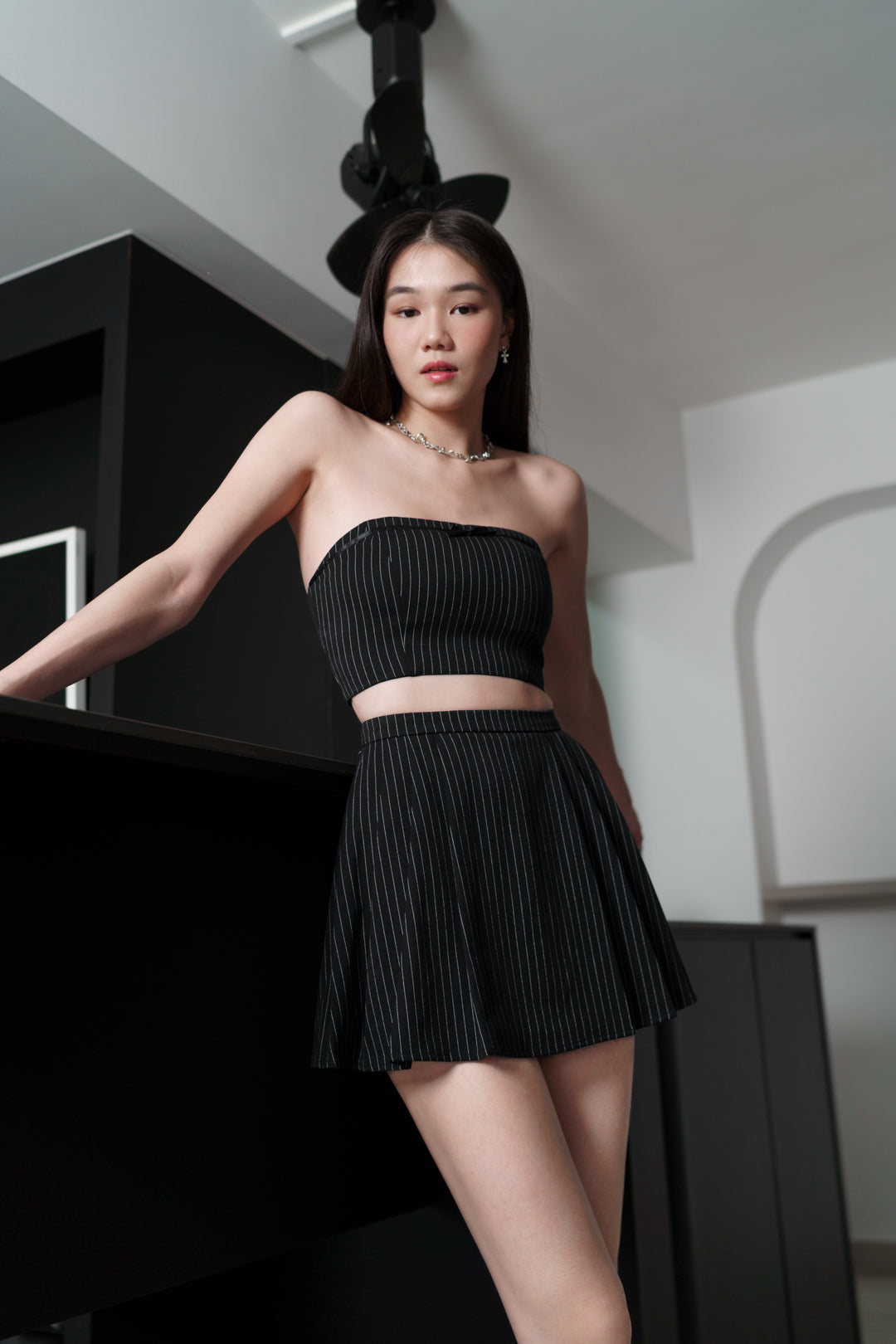 AVELLE PINSTRIPES RIBBON PADDED TUBE TOP(BLACK)